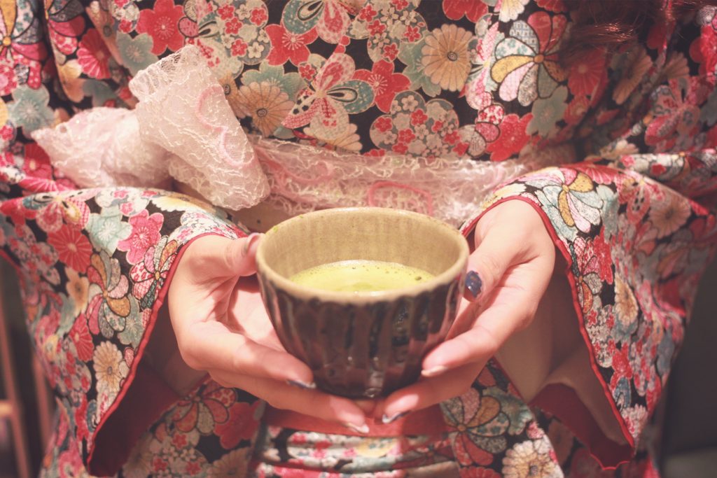 礼儀作法を学ぶ女性